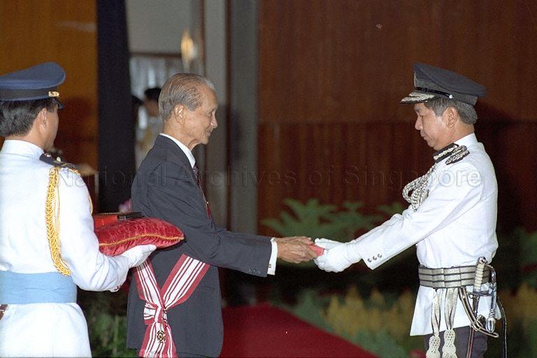 President Wee Kim Wee presenting the Public Administration Medal (Gold) medal to Senior Assistant Commissioner of Police and Deputy Director (Operations) of Internal Security Department Sim Poh Heng &nbsp;at investiture ceremony for National Day awards at Singapore Conference Hall