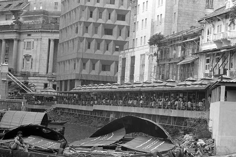 Boat Quay Food Centre by the Singapore River. Demolished in 1983.
