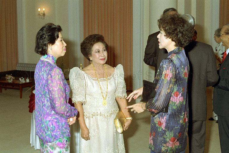 Tan Choo Leng, left, wife of Prime Minister Goh Chok Tong and Philippines First Lady, Amelita Ramos (centre) with a state dinner guest during a reception prior to the state dinner hosted by President Wee Kim Wee in honour of President Fidel V Ramos in the Istana