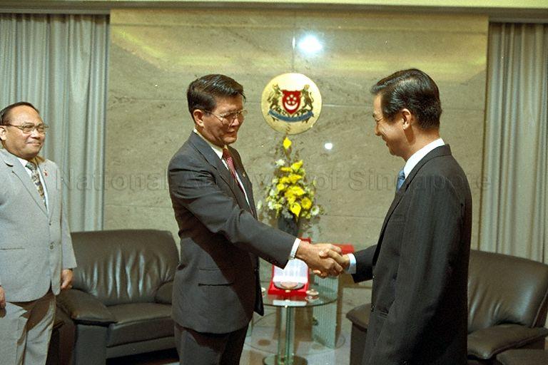 Philippines Defence Secretary Renato Salud De Villa and Minister for Defence Dr Yeo Ning Hong (right) exchange greetings during a courtesy call at the Ministry of Defence