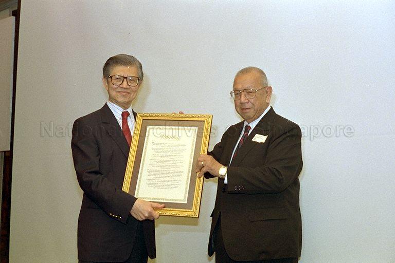 Lee Seng Gee, Chairman of Lee Foundation and son of late founder Lee Kong Chian, receiving Singapore's highest award for voluntary work, the inaugural Ee Peng Liang Award from the father of charity himself, Dr Ee Peng Liang (right) at the Marina Mandarin ballroom. Lee Foundation, a charitable organisation has helped thousands of needy families and individuals in Singapore for over 40 years. The event's guest of honour is President Wee Kim Wee.