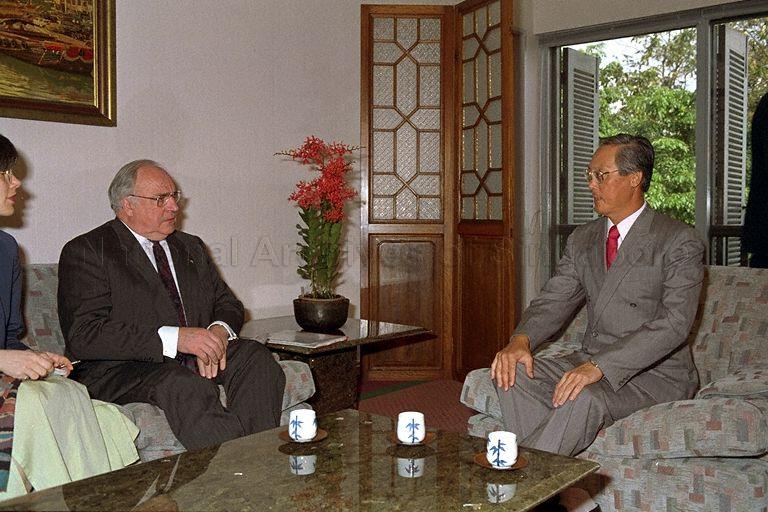 CHANCELLOR OF THE FEDERAL REPUBLIC OF GERMANY DR HELMUT KOHL PAYING A COURTESY CALL ON PRIME MINISTER GOH CHOK TONG AT THE PRIME MINISTER'S OFFICE