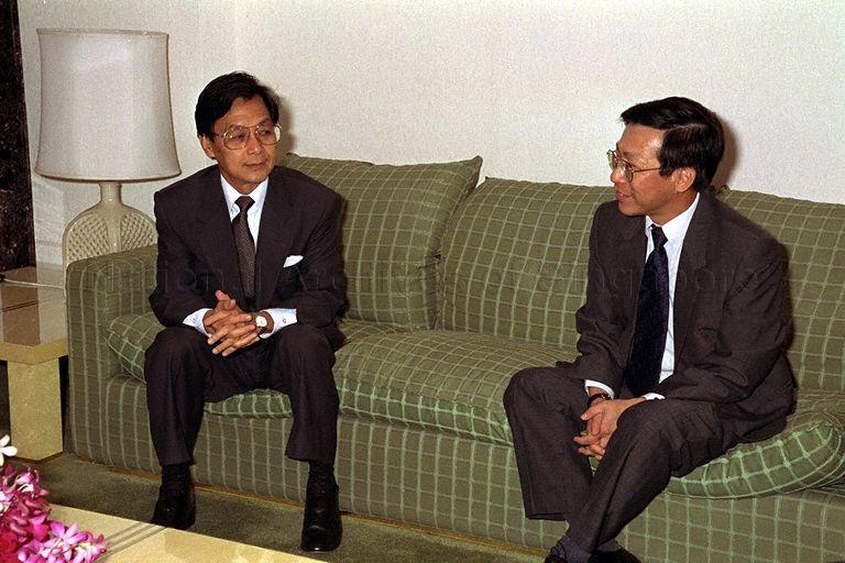 Prime Minister of Thailand, Chuan Leekpai and Minister for Communications, Mah Bow Tan during a reception at Changi Airport. &nbsp;Mr Chuan who was elected to office last September is here on a three-day official visit.