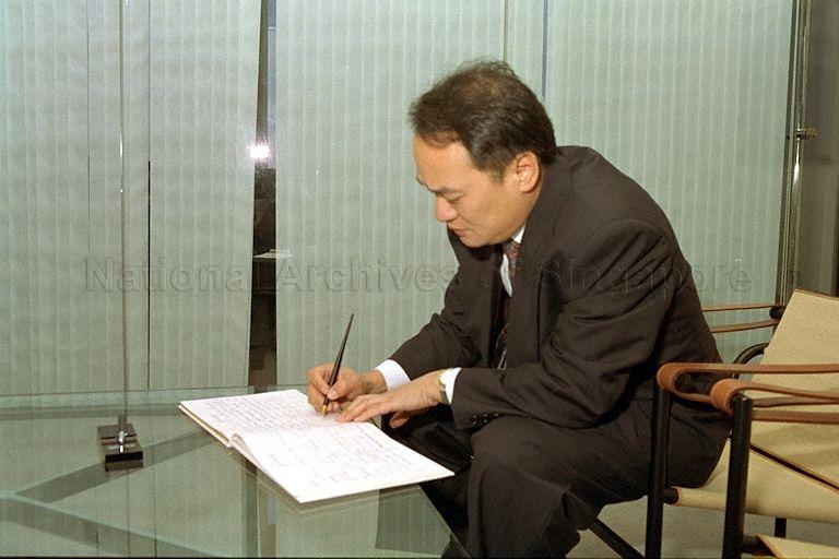Thailand's deputy Minister of Industry, Pornthep Techapaibul signing the guest book during a courtesy call on Senior Minister of State for Trade and Industry, Lim Boon Heng, Treasury Building. &nbsp;Mr Techapaibul is accompanying Prime Minister Chuan Leekpai who is here on a three-day official visit.