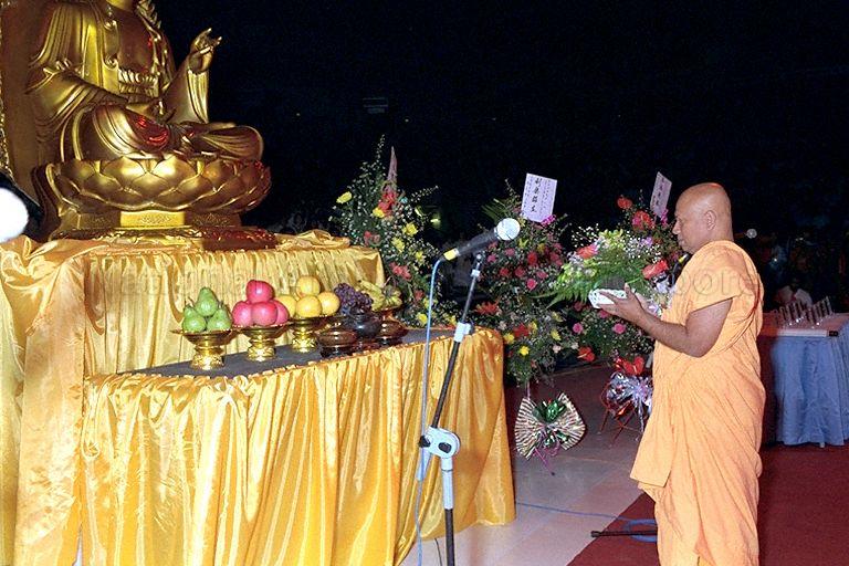 Chief resident monk of Singapore Buddhist Meditation Centre (SBMC) Venerable Weragoda Sarada Maha Thero participating at the Vesak Day Grand Celebration held at the Singapore Indoor Stadium. &nbsp;President Wee Kim Wee, accompanied by the First Lady was guest-of-honour at this event, organised by the Singapore Buddhist Vesak Celebration committee.