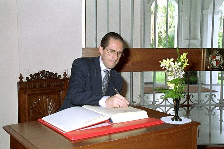 Deputy Prime Minister of Belgium, Willy Claes signing the guest book during a courtesy call on President Wee Kim Wee in the Istana. &nbsp;Mr Claes who is also Belgium's Foreign Minister is here on a three-day visit at the invitation of Minister for Foreign Affairs, Wong Kan Seng.