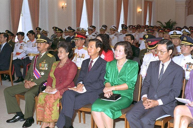 Former Commander-in-Chief of the Indonesian Armed Forces, General Edi Sudradjat and his wife, Lulu Sudradjat are seated with Minister for Defence, Dr Yeo Ning Hong and his wife and Minister for Labour, Dr Lee Boon Yang (foreground) before a ceremony to receive the Distinguished Service Order (Military) award from President Wee Kim Wee in the Istana