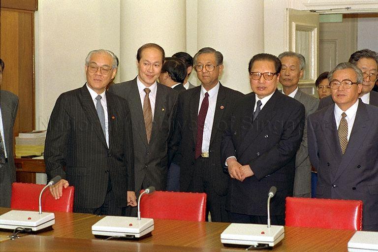 Chairman of the National People's Congress (NPC) standing committee of the People's Republic of China, Qiao Shi and his delegation tours the Parliament House with Speaker of Parliament Tan Soo Khoon. Mr Qiao, who is accompanied by Senior Minister of State for Community Development and Minister-in-Attendance, Ch'ng Jit Koon is here on a goodwill visit at the invitation of Mr Tan.  On the far right is secretary-general of NPC, Cao Zhi.