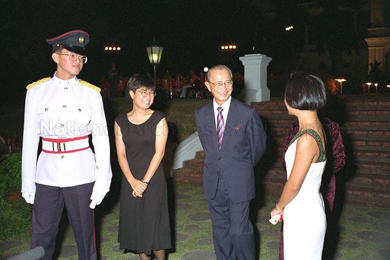President Wee Kim Wee with President's Scholars (from left) Lionel Cheng Tim-Ee from National Junior College, Karen Lam Jr-Earn and Evelyn Goh Chui Ling from Hwa Chong Junior College at Istana during award presentation ceremony