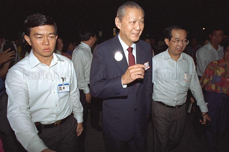 Presidential candidate and retired banker, Chua Kim Yeow arriving at the Singapore Conference Hall on Polling Day of the 1993 Presidential Election. &nbsp;Mr Chua is running against former Deputy Prime Minister, Ong Teng Cheong in the presidential election.