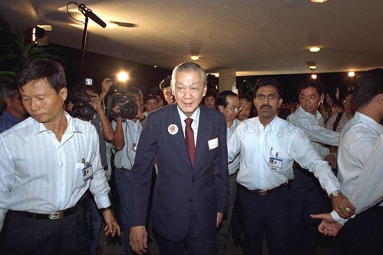 Presidential candidate and retired banker, Chua Kim Yeow arriving at the Singapore Conference Hall on Polling Day of the 1993 Presidential Election. &nbsp;Mr Chua is running against former Deputy Prime Minister, Ong Teng Cheong in the presidential election.