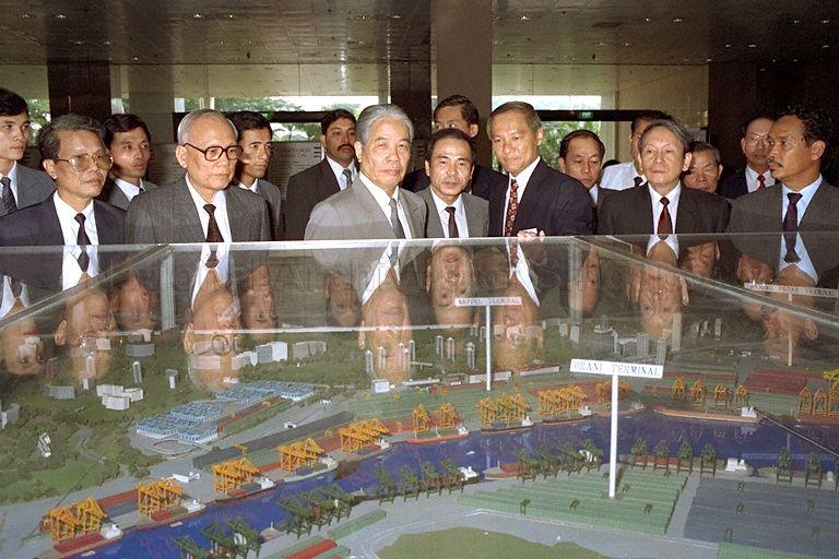 General Secretary of the Central Committee of the Communist Party of Vietnam (CPV) Do Muoi (front row, third from left) is briefed by Executive Director of the Port of Singapore Authority (PSA) Commodore James Leo Chin Lian (front row, third from right) during a walking tour of PSA at Alexandra Road