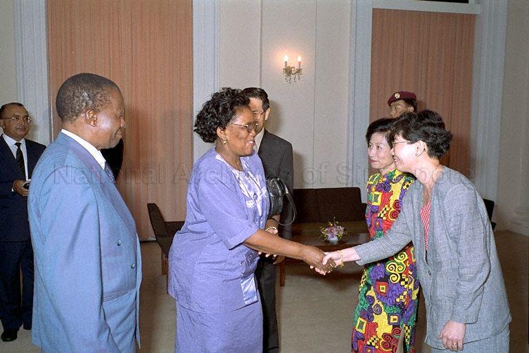 Principal Private Secretary to the President, Lim Siok Peng greeting Botswana First Lady Olebile Masire upon her arrival with President Sir Ketumile Masire (shown from the side) for a courtesy call on President Ong Teng Cheong (partially hidden) and First Lady Mrs Ong Siew May in the Istana state room. &nbsp;In the background (extreme left) is Director of Protocol to Ministry of Foreign Affairs Mushahid Ali.