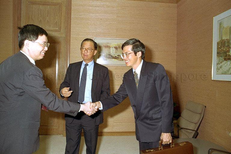 Deputy Managing Director (Banking) of Monetary Authority of Singapore (MAS) Koh Beng Seng (left) greeting director in the governor's office at Bank of Thailand, Dr Pisit Leeahtam upon his arrival for a meeting and lunch at MAS, Shenton Way.  In the centre is Managing Director of MAS, Lee Ek Tieng.