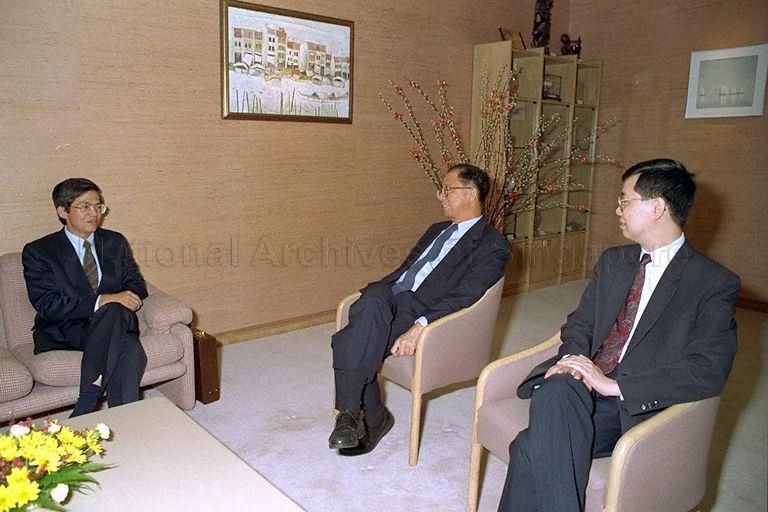 Managing Director of the Monetary Authority of Singapore (MAS) Lee Ek Tieng (centre), joined by Deputy Managing Director (Banking) Koh Beng Seng (right) holding a meeting with director in the governor's office at Bank of Thailand, Dr Pisit Leeahtam at MAS, Shenton Way