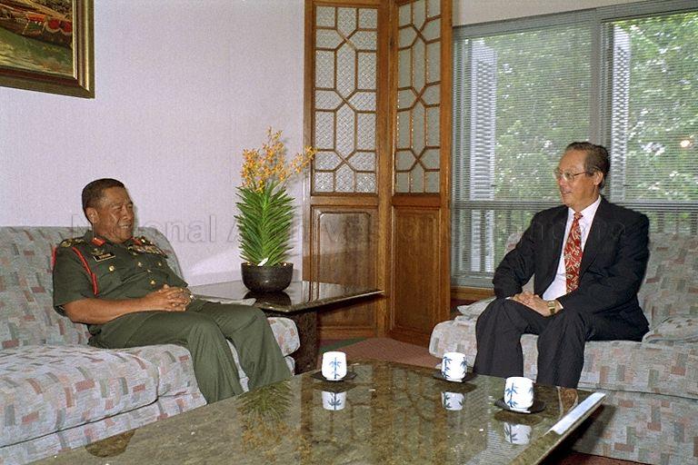 Taken at: Courtesy call on Prime Minister (PM) Goh Chok Tong by Chief of Defence Force General Tan Sri Borhan Ahmad, the Federal State of Malaysia, at the Istana Pictured: PM Goh Chok Tong and Chief of Defence Force of the Federal State of Malaysia General Tan Sri Borhan Ahmad
