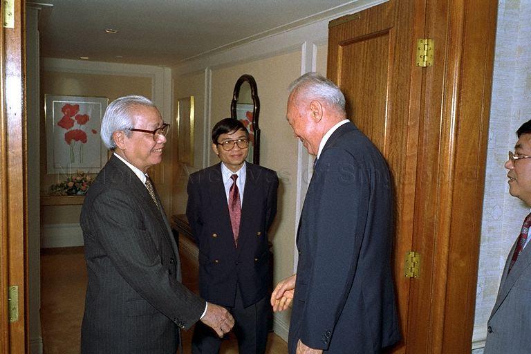 Taken at: Call on Prime Minister (PM) Vo Van Kiet of the Socialist Republic of Vietnam (SRV) by Senior Minister (SM) Lee Kuan Yew at Shangri-La Hotel Pictured: SM Lee Kuan Yew and SRV PM Vo Van Kiet