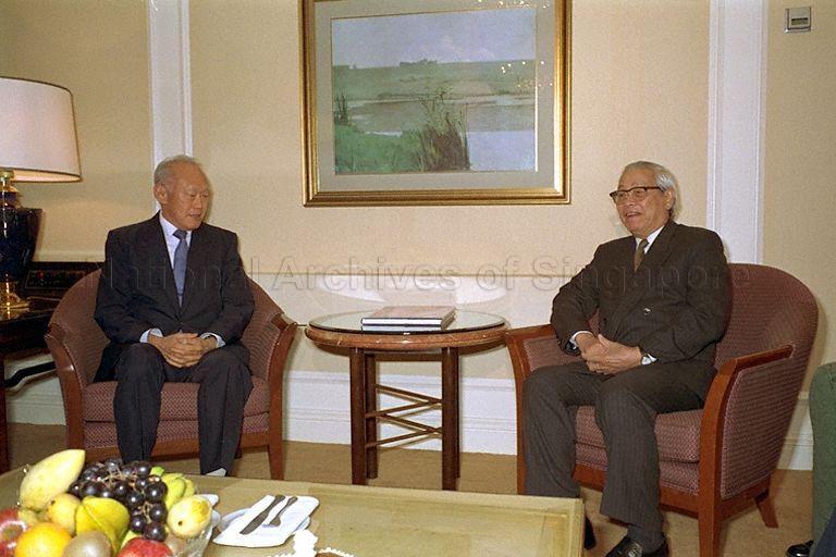 Taken at: Call on Prime Minister (PM) Vo Van Kiet of the Socialist Republic of Vietnam (SRV) by Senior Minister (SM) Lee Kuan Yew at Shangri-La Hotel Pictured: SM Lee Kuan Yew and SRV PM Vo Van Kiet