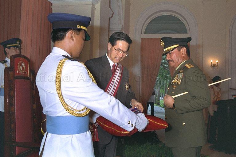 President Ong Teng Cheong conferring the Distinguished Service Order (Military) award on Commander-in-Chief of the Indonesian Armed Forces, General Feisal Tanjung during the award investiture in the Istana