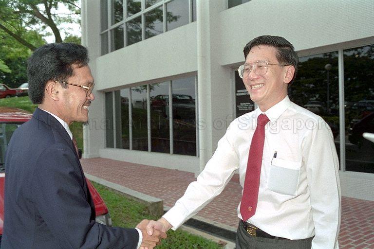 Director of Computer Centre, National University of Singapore (NUS) Dr Thio Hoe Tong (right) greeting Vice-Chancellor of Universiti Brunei Darussalam, Dato Haji Abu Bakar Bin Haji Apong at NUS, Kent Ridge Crescent