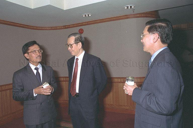 Vice-Chancellor of National University of Singapore (NUS) Professor Lim Pin (centre) hosting dinner for Vice-Chancellor of Universiti Brunei Darussalam, Dato Haji Abu Bakar Bin Haji Apong (left) at Regent Hotel Singapore