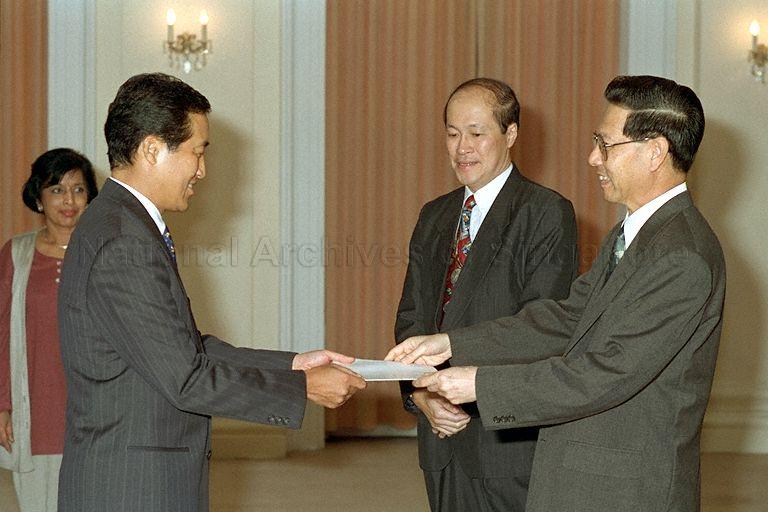 Nominated Member of Parliament (NMP) and President of the Singapore National Employers' Federation (SNEF) Stephen Lee Ching Yen receiving his instrument of appointment from President Ong Teng Cheong, witnessed by Speaker of Parliament Tan Soo Khoon in the Istana. In the background is NMP Dr Kanwaljit Soin.