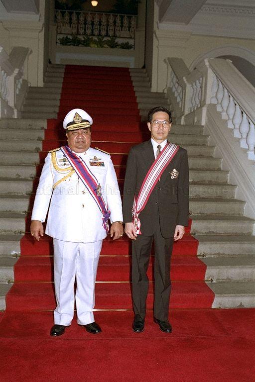 President Ong Teng Cheong (right) with Supreme Commander of the Royal Thai Armed Forces, Air Chief Marshal Voranat Apicharee after presenting him with the Distinguished Service Order (Military) award in the Istana