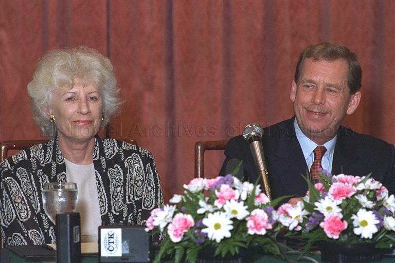 Czech President Vaclav Havel and his wife, Mrs Olga Havlova, who are in Singapore for a two-day visit, at press conference held at Les Oiseaux, Marina Mandarin Hotel