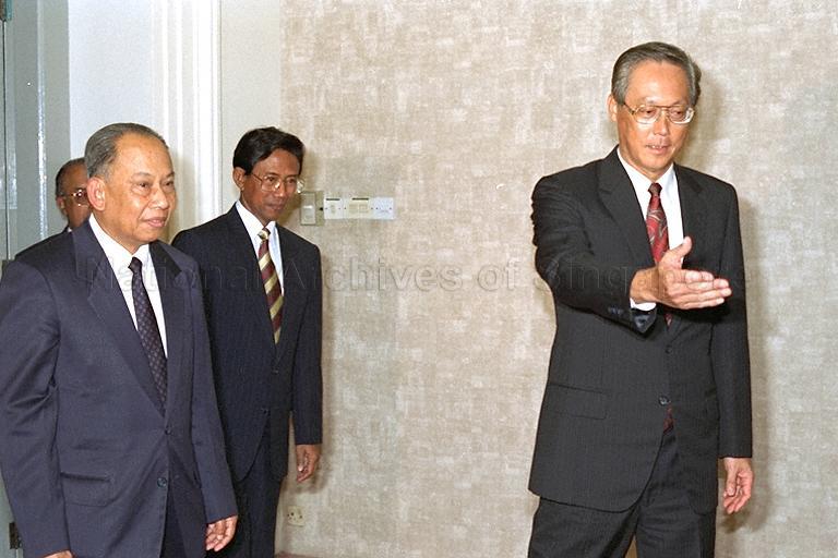 Prime Minister of Laos Khamtay Siphandone, who arrives in Singapore for a four-day visit, calling on his Singaporean counterpart Goh Chok Tong at Istana office wing. Also present is Minister of State for Education Sidek Saniff (centre).