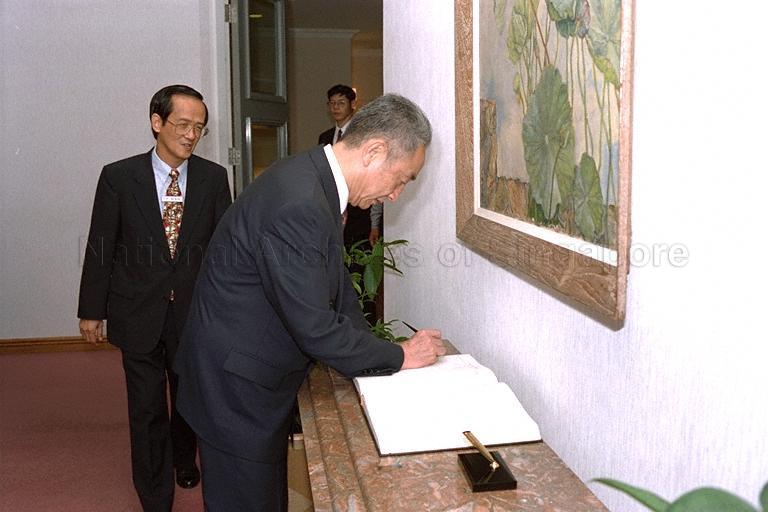 PEOPLE'S REPUBLIC OF CHINA VICE PREMIER, ZOU JIAHUA SIGNS A GUESTBOOK AT THE ISTANA