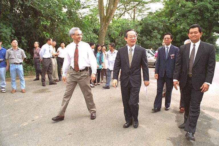 DR ONG CHIT CHUNG, MEMBER OF PARLIAMENT FOR BUKIT BATOK, AS GUEST OF HONOUR AT MARKING CEREMONY FOR WORLD WAR II SITE AT BUKIT BATOK NATURE PARK IN COMMEMORATION OF THE 50TH ANNIVERSARY OF THE END OF WORLD WAR II