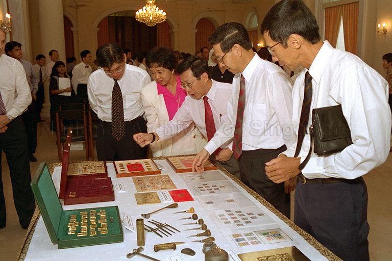 CHAIRMAN OF SINGAPORE PHILATELIC MUSEUM KWA CHONG GUAN ACCOMPANYING PRESIDENT ONG TENG CHEONG ON A TOUR OF EXHIBITS DURING THE PRESENTATION CEREMONY OF THE GOLD-PLATED STAMP REPLICAS BY SINGAPORE PHILATELIC MUSEUM IN THE ISTANA PICTURED: MINISTER FOR COMMUNICATIONS MAH BOW TAN