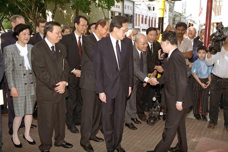 DR KER SIN TZE, MEMBER OF PARLIAMENT FOR ALJUNIED GROUP REPRESENTATION CONSTITUENCY, AT MARKING CEREMONY OF WORLD WAR II SITE AT SOOK CHING CENTRE (HONG LIM COMPLEX)