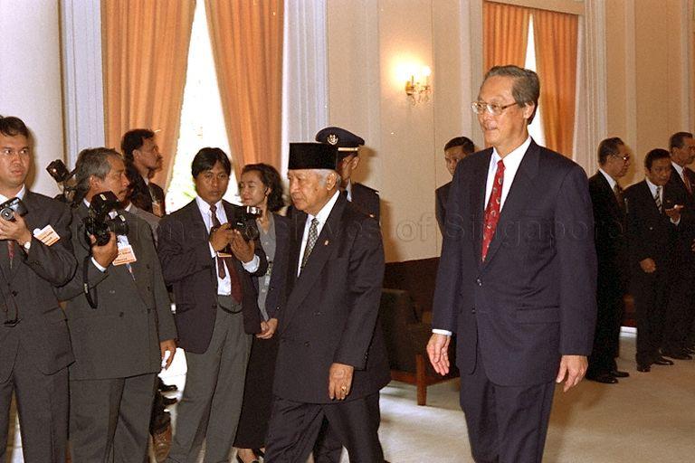 Prime Minister Goh Chok Tong and Indonesian President Soeharto, who is on a one-day working visit to Singapore, at Istana to witness signing of two bilateral agreements between Indonesia and Singapore - a civil aviation pact and an agreement on military training areas