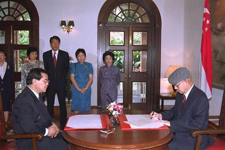 Taken at: Swearing-in ceremony of Cabinet Ministers Teo Chee Hean and Abdullah Tarmugi by President Ong Teng Cheong at Command House, 17 Kheam Hock Road Pictured: President Ong Teng Cheong and his wife Mrs Ong, Minister for Community Development Abdullah Tarmugi, and Minister for the Environment and Second Minister for Defence Teo Chee Hean and his wife Mrs Teo