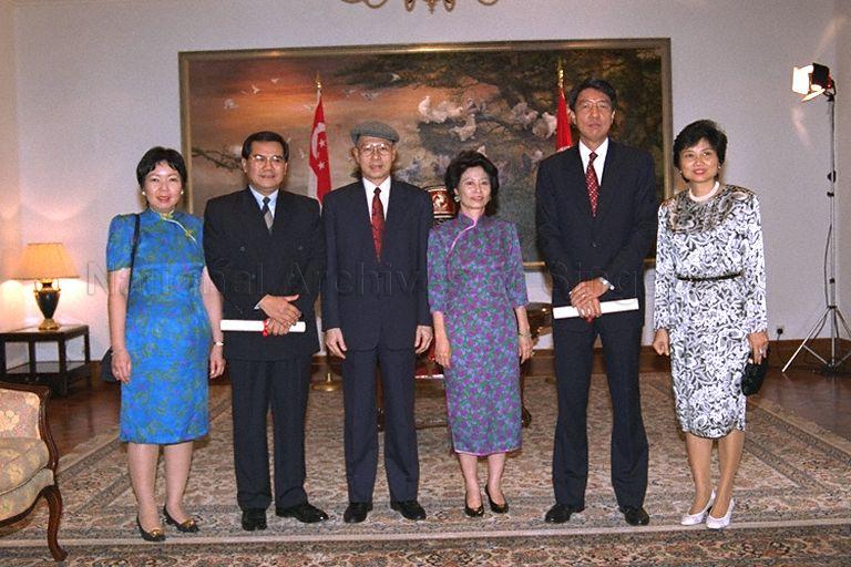 Group photograph (from left to right) of Mrs Abdullah, Cabinet Minister Abdullah Tarmugi, President Ong Teng Cheong, the First Lady, Cabinet Minister Teo Chee Hean and Mrs Teo taken after Swearing-In Ceremony at Command House, 17 Kheam Hock Road