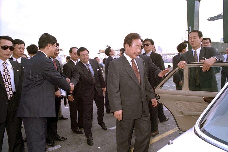 South Korean President Kim Young-sam, who is on a three-day state visit to Singapore, boarding the car after tour of the container port at Port of Singapore Authority (PSA)