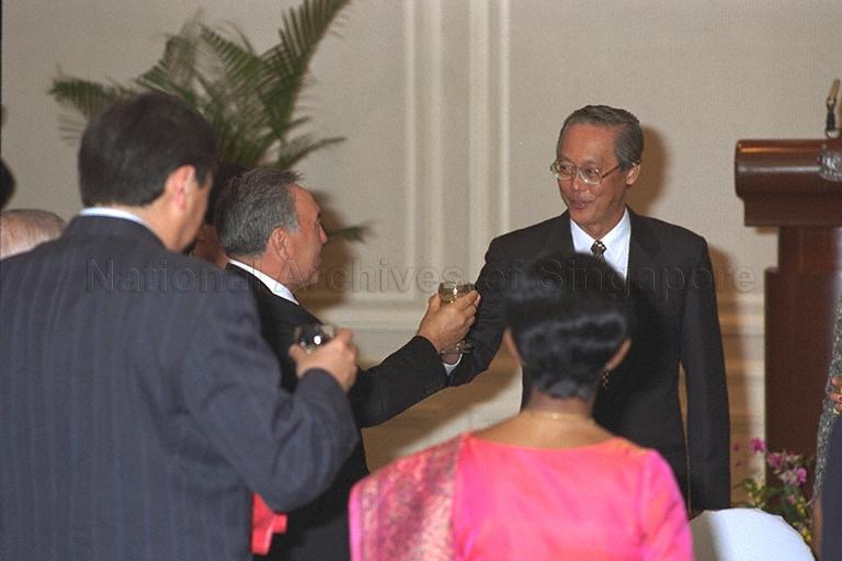 President of Kazakhstan Nursultan Nazarbayev and Prime Minister Goh Chok Tong proposing a toast at dinner in honour of the visiting President held at the Oriental <br />Singapore