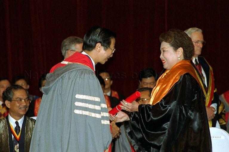 Dr Tan Ser Kiat, Master of Academy of Medicine, Singapore, presenting award to office bearer at Opening ceremony of the 30th Singapore/Malaysia Congress of Medicine at Shangri-la Hotel, attended by Guest of Honour Prime Minister Goh Chok Tong