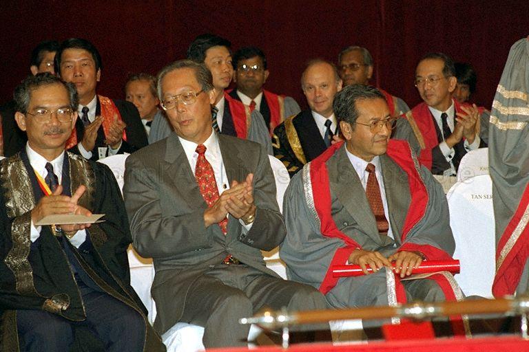 Guest of Honour Prime Minister Goh Chok Tong seated with Prime Minister of Malaysia Dato Seri Dr Mahathir Bin Mohamad and Tan Sri Dato' Dr Abu Bakar Suleiman, Master of Academy of Medicine, Malaysia, (left) at Opening Ceremony of the 30th Singapore/Malaysia Congress of Medicine at Shangri-la Hotel