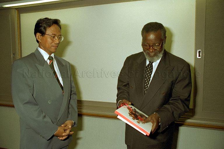 Senior Minister of State for Education Sidek Saniff (left) presenting gift to President of Namibia Dr Sam Nujoma who is at Ministry of Education in Kay Siang Road for a visit