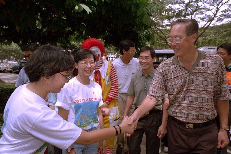 Prime Minister Goh Chok Tong being greeted on arrival at East Coast Park to join students and teachers to pick up litter along East Coast beach as part of Clean and Green Week in keeping Singapore's public amenities clean. The Clean and Green Week was launched by Minister for the Environment and Second Minister for Defence Rear Admiral Teo Chee Hean at Marine Drive Garden.