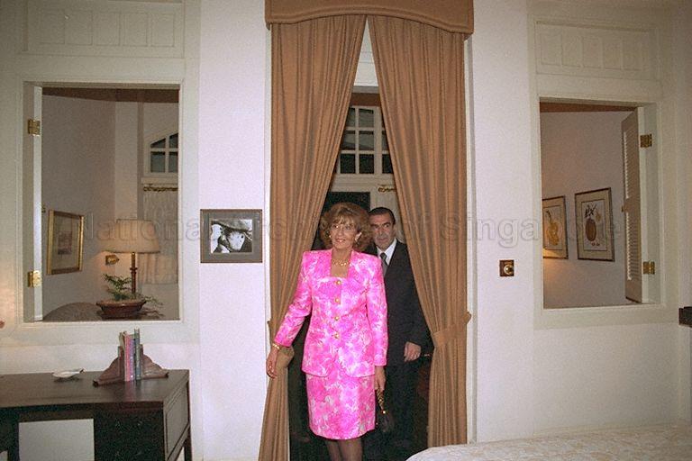 Visit by President of the Republic of Chile Eduardo Frei Ruiz-Tagle to Singapore, 21 - 23 November 1996 -- The President and First Lady Mrs Marta Larraechea de Frei viewing the Neruda Suite at Raffles Hotel after it has been officially commemorated by him. The suite at the hotel's Courtyard Wing is named after famous Chilean poet and 1971 Literature Nobel Prize winner Pablo Neruda.