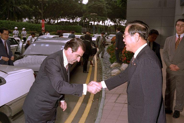 Visit by President of the Republic of Chile Eduardo Frei Ruiz-Tagle to Singapore, 21 - 23 November 1996 -- The President being received by Chief of Protocol at Ministry of Foreign Affairs Tan Keng Jin, upon arriving at Changi Airport for his departure at end of visit