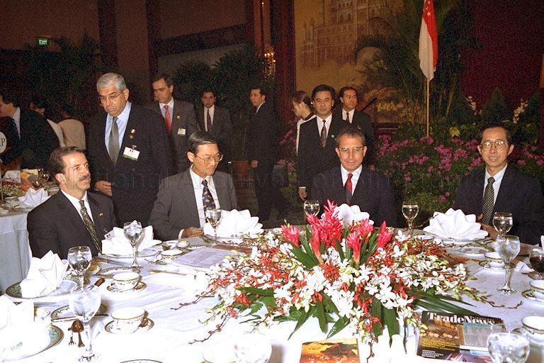 President of Mexico Dr Ernesto Zedillo is flanked by Minister for Labour and Minister-in-Attendance Dr Lee Boon Yang and Minister of State for Trade and Industry and for Communications Goh Chee Wee (right) during a business luncheon jointly hosted by the Trade Development Board, Ministry of Foreign Affairs and the Federation of the Chambers of Commerce and Industry at the Shangri-La Hotel.  The President is here on a three-day official visit.