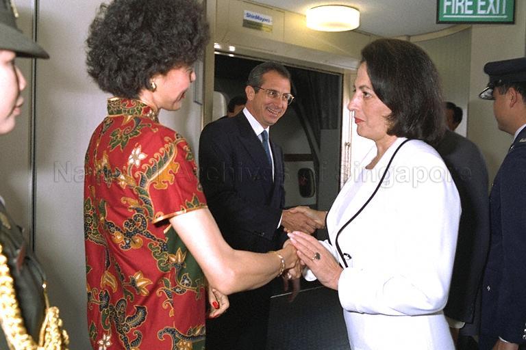 First Lady of Mexico Nilda Patricia Velasco bidding farewell to wife of Minister for Labour, Mrs Lee Boon Yang. The First Lady is part of a 70-man delegation accompanying Mexican President Dr Ernesto Zedillo (centre) on a three-day official visit.
