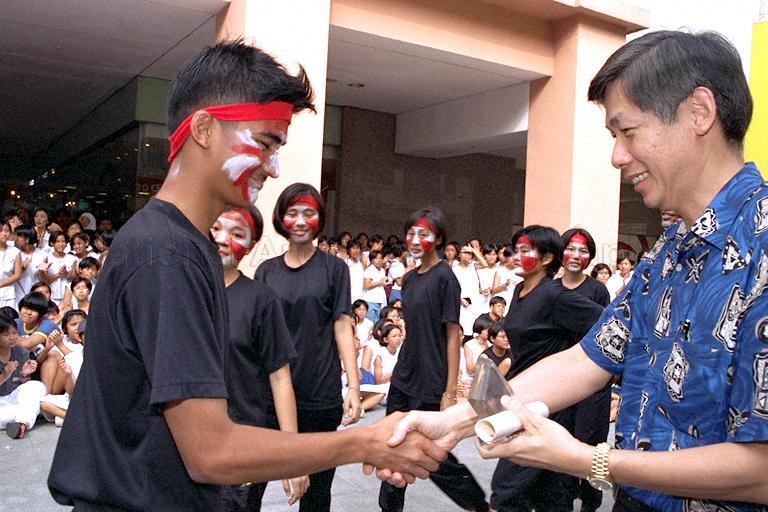 Chairman of Singapore Kindness Movement Noel Hon presenting prizes to winning teams at the final of second courtesy campaign cheer competition for secondary schools held at Parco Bugis Junction