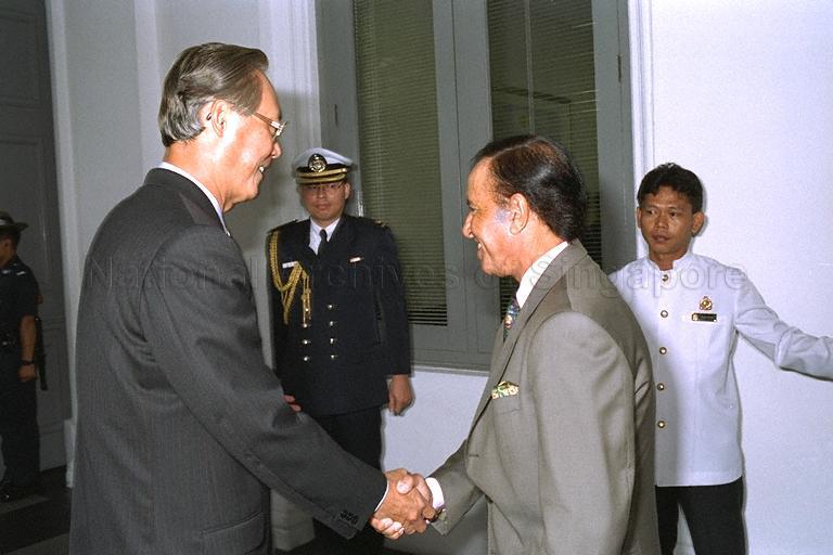 Prime Minister Goh Chok Tong welcoming President of the Republic of Argentina Carlos S Menem arriving at the Raffles Hotel to witness the signing of the SIVIA aviation agreement between Singapore and Argentina