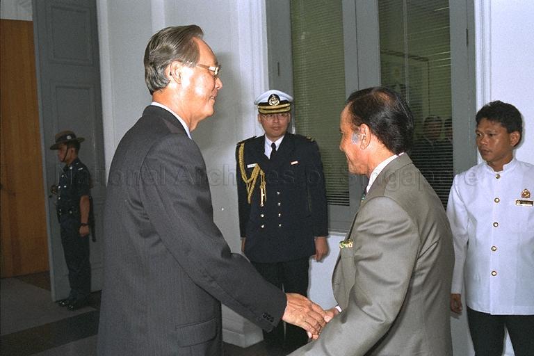 Prime Minister Goh Chok Tong welcoming President of the Republic of Argentina Carlos S Menem arriving at the Raffles Hotel to witness the signing of the SIVIA aviation agreement between Singapore and Argentina