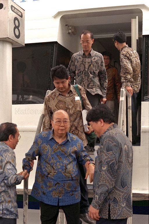 Founder of Salim Group Liem Sioe Liong (front, centre) and Minister for Information and the Arts and Second Minister for Trade and Industry Brigadier-General George Yeo Yong-Boon (top) disembarking from the ferry when they arrive in Karimun, Indonesia for the grand opening of Karimun Marine and Industrial Complex (KMIC) and PT Karimun Sembawang Shipyard (PT KSS)